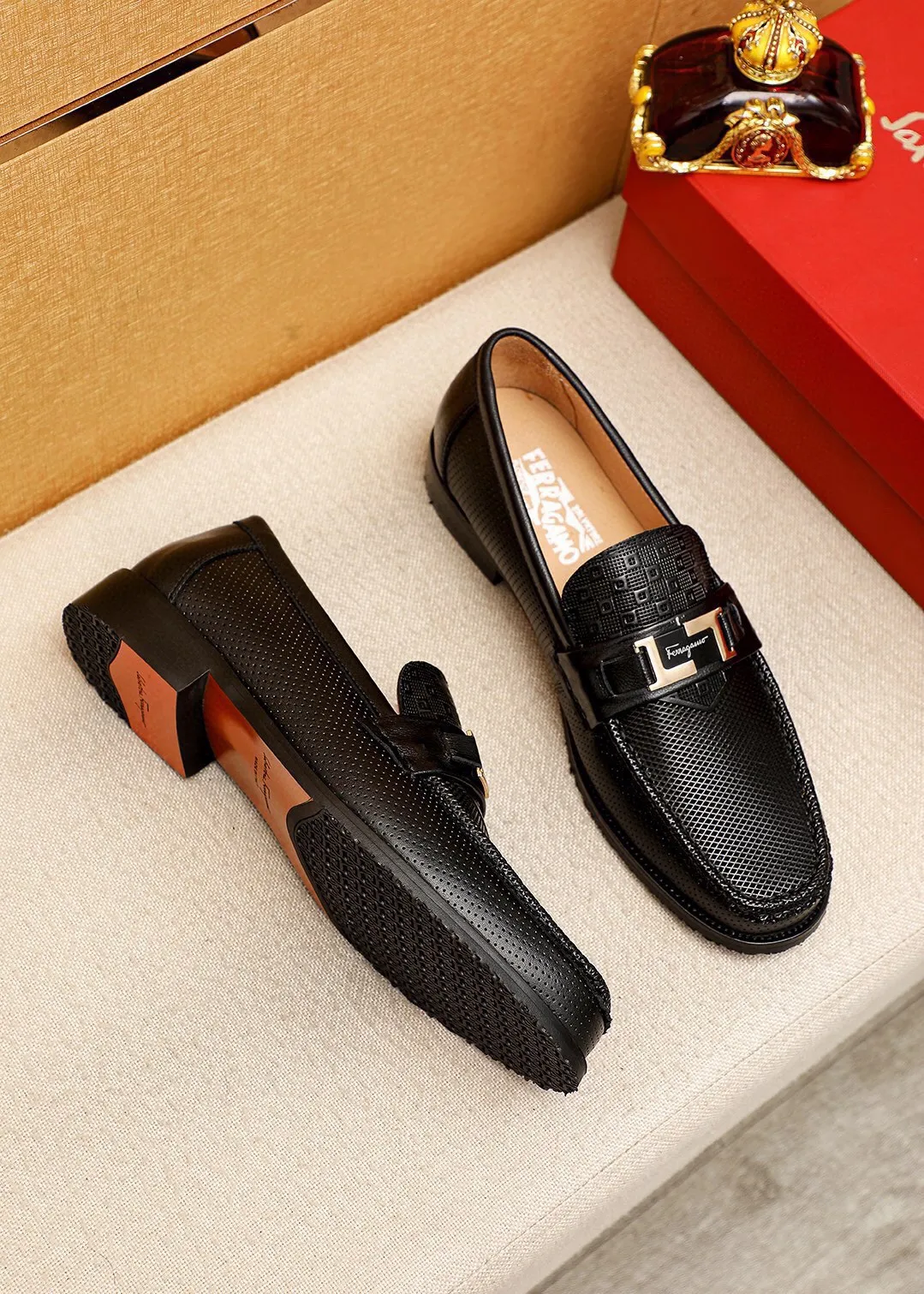 Men's shoes 💰462 💐 Product trademark: Ferragamo "Ferragamo" casual leather shoes Regular size: 38-44 (45.46🉑️customized) Product materials: Selected imported first-layer calfskin embossed upper + luxury hardware buckle, imported water-dyed cow leather lining. Strong three-dimensional visual effect, combined outsole Color: 1⃣️color optional